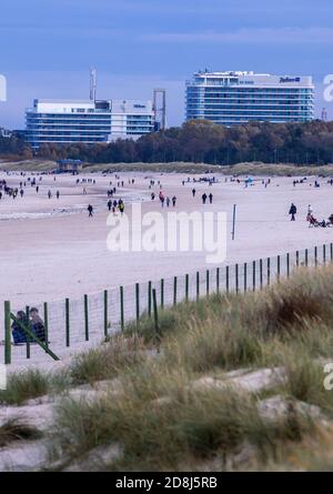 22 octobre 2020, Mecklembourg-Poméranie occidentale, Ahlbeck : de grands hôtels sont situés du côté polonais à Swinemünde, directement derrière la frontière avec l'Allemagne, sur la côte de la mer Baltique, sur l'île d'Usedom. Photo: Jens Büttner/dpa-Zentralbild/ZB Banque D'Images