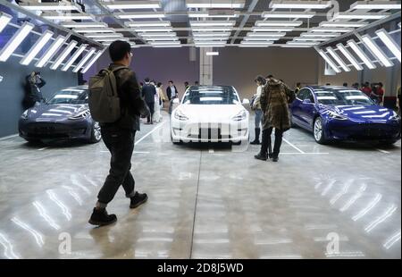 (201030) -- BEIJING, 30 octobre 2020 (Xinhua) -- photo prise le 7 janvier 2020 montre les véhicules Tesla fabriqués en Chine modèle 3 dans son gigalactory à Shanghai, en Chine orientale. POUR ALLER AVEC LES TITRES DE XINHUA OCT. 30, 2020. (Xinhua/Ding Ting) Banque D'Images