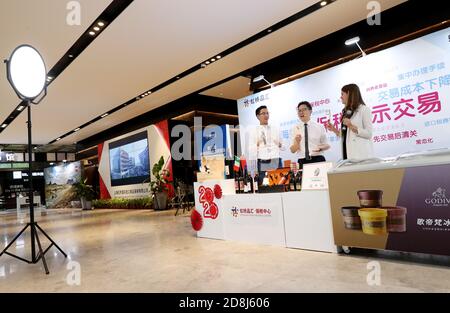 (201030) -- BEIJING, le 30 octobre 2020 (Xinhua) -- les membres du personnel font la promotion de produits importés en direct au Hongqiao Imported Commodity Exhibition and Trade Centre de Shanghai, dans l'est de la Chine, le 5 juin 2020. POUR ALLER AVEC LES TITRES DE XINHUA OCT. 30, 2020. (Xinhua/Fang Zhe) Banque D'Images