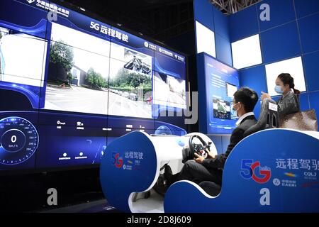 (201030) -- BEIJING, le 30 octobre 2020 (Xinhua) -- UN membre du personnel démontre un système de conduite à distance de 5G lors de l'exposition Smart China Expo Online 2020 dans la municipalité de Chongqing, dans le sud-ouest de la Chine, le 15 septembre 2020. POUR ALLER AVEC LES TITRES DE XINHUA OCT. 30, 2020. (Xinhua/Tang Yi) Banque D'Images