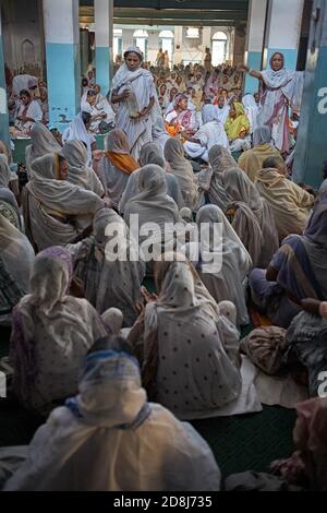 Vrindavan, Inde, août 2009. Les veuves se sont rassemblées pour prier à l'intérieur d'un ashram. Banque D'Images