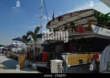La rangée de grands bateaux de luxe a amarré à la Yas Marina pendant l'événement de Formula1 Banque D'Images