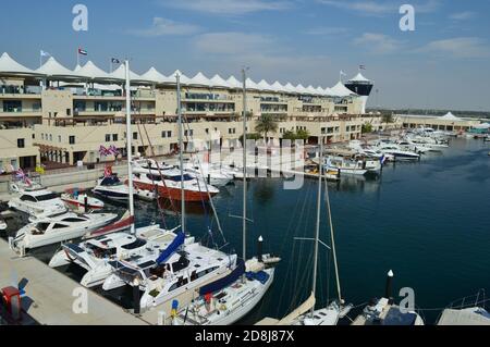 Une vue panoramique aérienne de la marina de Yas Marina lors d'un événement de Formule 1, présentant les nombreux yachts amarrés à la marina. Banque D'Images