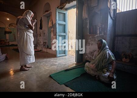 Vrindavan, Inde, août 2009. Veuves priant à l'intérieur d'un ashram. Banque D'Images