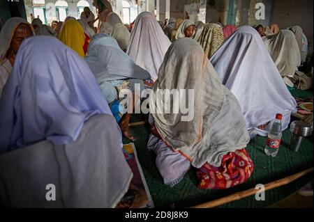 Vrindavan, Inde, août 2009. Veuves priant à l'intérieur d'un ashram. Banque D'Images