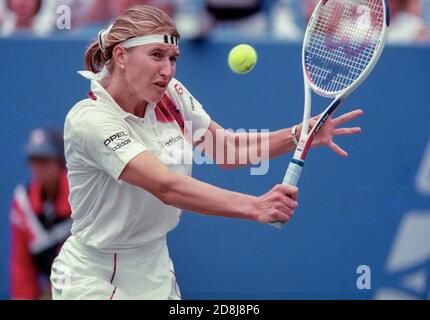 Le joueur de tennis professionnel Steffi Graf atteint le ballon de tennis lors de la demi-finale du tournoi de l'US Open le 8 septembre 1995 à New York. Photo de Francis Specker Banque D'Images