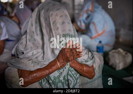 Vrindavan, Inde, août 2009. Veuves priant à l'intérieur d'un ashram. Banque D'Images