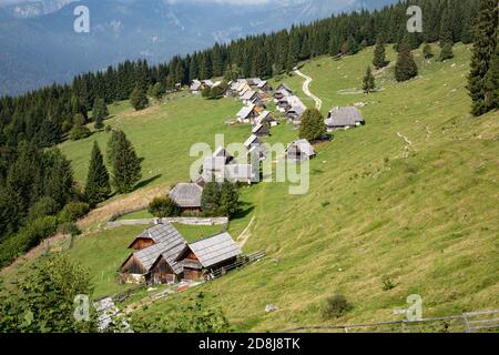 Vue sur le alpage de montagne Zajamniki en Slovénie Banque D'Images