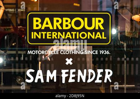 Stigmatiser à la vitrine de la boutique Barbour à Piccadilly pour la gamme Barbour International x Sam Fender Edit de leurs vêtements. Banque D'Images