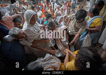 Vrindavan, Inde, août 2009. Les veuves se battent pour de la nourriture. Banque D'Images