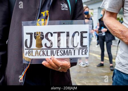 Chippenham, Wiltshire, Royaume-Uni. 20 juin 2020. Les manifestants tiennent des pancartes et des panneaux BLM alors qu'ils prennent part à un rassemblement de protestation BLM de Black Lives Matter. Banque D'Images