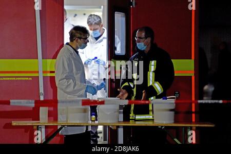 Gelsenkirchen, Allemagne. 30 octobre 2020. Des experts examinent des échantillons de produits chimiques hautement explosifs découverts dans un appartement. Les parents d'un défunt avaient trouvé de l'acide picrique lorsqu'ils ont nettoyé l'appartement. Trois immeubles d'appartements ont été dégagés pour des raisons de sécurité. Crédit: Caroline Seidel/dpa crédit: dpa Picture Alliance/Alamy Live News/dpa/Alamy Live News Banque D'Images