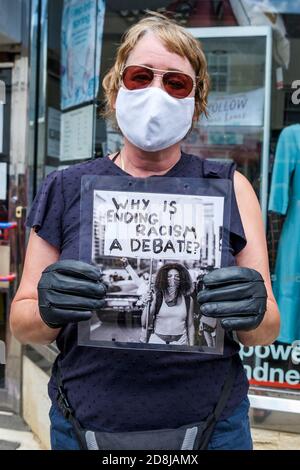 Chippenham, Wiltshire, Royaume-Uni. 20 juin 2020. Les manifestants tiennent des pancartes et des panneaux BLM alors qu'ils prennent part à un rassemblement de protestation BLM de Black Lives Matter. Banque D'Images