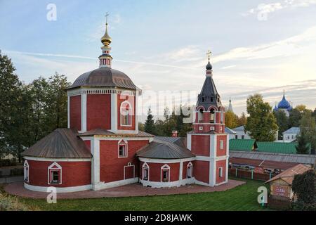 = vue d'ensemble Église de l'Assomption en automne = vue d'ensemble Église de l'Assomption (Uspenskaya) Église de Earthen Rampart le jour de l'automne. Construction initiale Banque D'Images