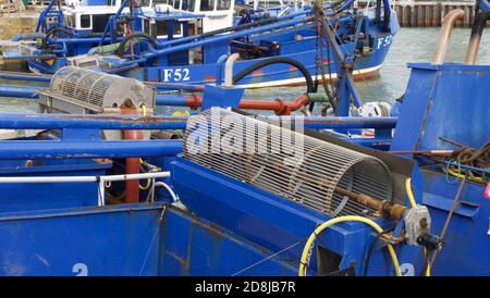 28 octobre 2020 - Whitstable UK: Petits bateaux de pêche montrant des treuils net Banque D'Images