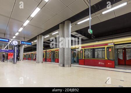 Berlin, Allemagne - 28 octobre 2020: Nouvelle Berlin Brandenburg BER Willy Brandt Airport gare ferroviaire en Allemagne. Banque D'Images