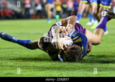 Daryl Clark de Warrington Wolves marque la première tentative du match de sa partie pendant le match de la Super League de Betfred au stade totalement Wicked, St Helens. Banque D'Images