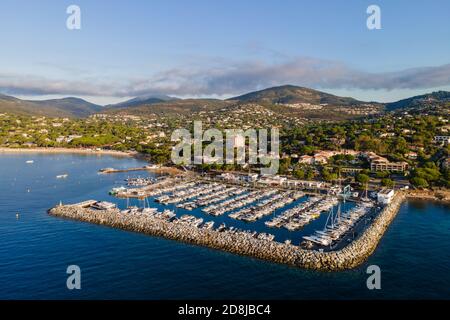 Vue aérienne du port des Issambres sur la Côte d'Azur (Sud de la France) Banque D'Images