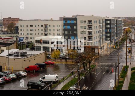 Syracuse, New York, États-Unis. 29 octobre 2020. Vue sur South Crouse Street vers Genesee Street sur la colline de l'université de Syracuse en octobre Banque D'Images