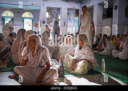 Vrindavan, Inde, août 2009. Les veuves se sont rassemblées pour prier à l'intérieur d'un ashram. Banque D'Images