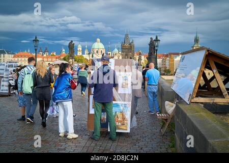 Touristes de nombreux pays sur le pont Charles à Prague Banque D'Images