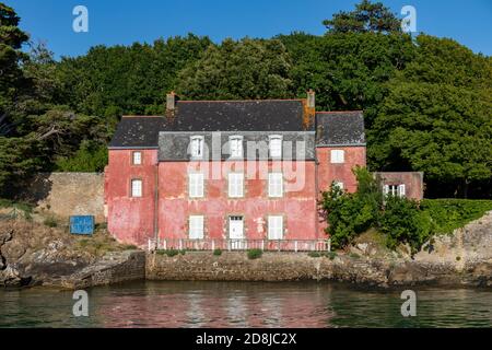 La maison rose, célèbre monument à l'entrée du port de vannes, Golfe du Morbihan, Bretagne, France Banque D'Images