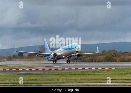 MANCHESTER, Royaume-Uni 30 OCTOBRE 2020 - TUI Airways Boeing 737-8K5 vol BY2518 de à Corfou décollage de l'aéroport de Manchester sous la pluie. Banque D'Images