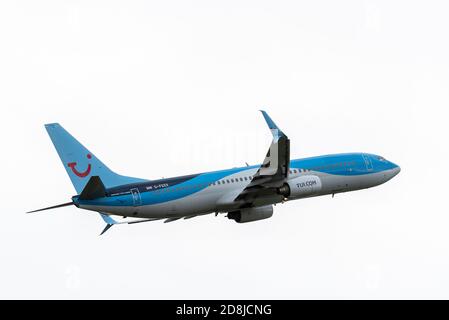 MANCHESTER, Royaume-Uni 30 OCTOBRE 2020 - TUI Airways Boeing 737-8K5 vol BY2518 de à Corfou décollage de l'aéroport de Manchester sous la pluie. Banque D'Images