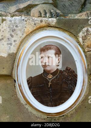 Tombale avec photo de la belle jeune dame deid au XIXe siècle. 24 octobre 2020. Hronov, Tchéquie. Promenade Heloween dans le cimetière de la vieille ville Banque D'Images