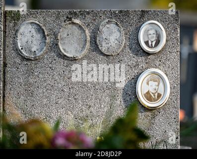 Ancienne pierre tombale avec des endroits après des photos de céramique perdues. 24 octobre 2020. Hronov, Tchéquie. Atelier de photographie Heloween dans le cimetière de la ville Banque D'Images