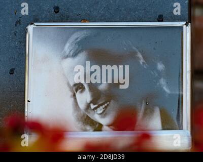 Souriant jeune femme en céramique portrait sur pierre grave. 24 octobre 2020. Hronov, Tchéquie. Promenade Heloween dans le cimetière de la vieille ville Banque D'Images