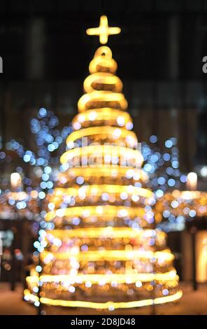 Décor de Noël avec lumières dorées et bleues. Banque D'Images