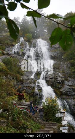 L'eau se précipitant le long des rochers aux cascades de Todtnau La Forêt Noire en Allemagne en automne Banque D'Images