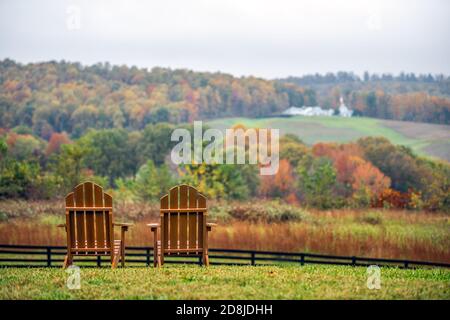 Chaises en bois vides en automne saison feuillage campagne à Vignoble de Charlottesville dans les montagnes Blue Ridge de Virginie avec ciel nuageux d Banque D'Images
