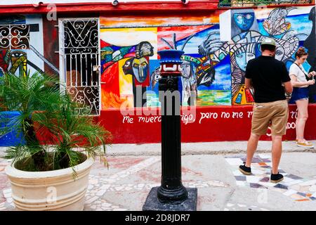 Callejón de Hamel. L'allée étroite est devenue un sanctuaire pour les religions afro-cubaines grâce à l'art créé par Salvador González. Les bâtiments sont bordés Banque D'Images