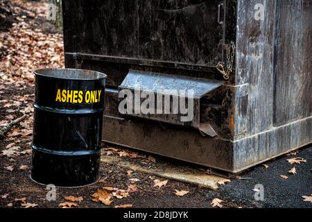 Cendres seulement signe sur l'élimination bidon contenant pour bois de chauffage brûlé billes de bois par poubelle à déchets à l'extérieur à Wintergreen Resort, Virginia par appartement Banque D'Images