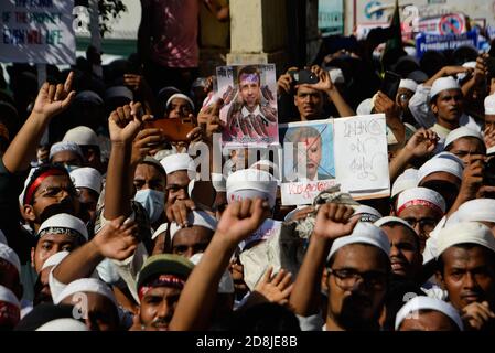 Les manifestants d'un parti politique islamiste tiennent leurs poings pendant la manifestation.ils protestent pour appeler au boycott des produits français et dénoncent Macron pour ses commentaires sur les caricatures du prophète Mahomet. Banque D'Images