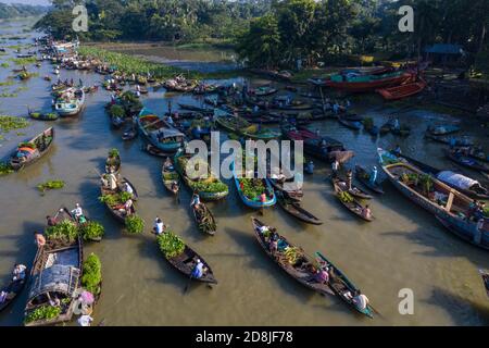 Boithakata marché flottant sur la rivière Belua sous Nazirpur upazila de Pirojpur drstrict. Bangladesh Banque D'Images