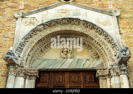 L'église de Santa Maria a Mare, près de Giulianova, est un bel exemple de brique romane. Banque D'Images