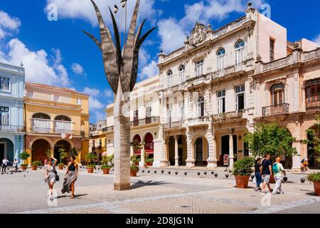 Bâtiments colorés de la Plaza Vieja - la vieille place. Cuba, Amérique latine et Caraïbes Banque D'Images