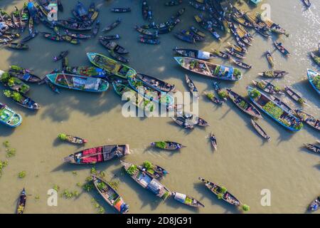 Boithakata marché flottant sur la rivière Belua sous Nazirpur upazila de Pirojpur drstrict. Bangladesh Banque D'Images