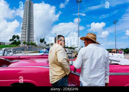 Les chauffeurs de taxi parlent sur la place de la Révolution - Plaza de la revolución, avec le Monument pour honorer José Martí en arrière-plan. La Habana - la Havane, C Banque D'Images