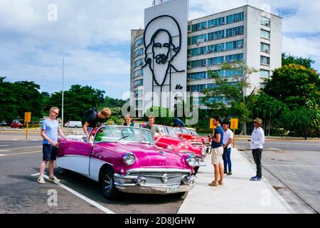 Voitures anciennes, taxis, garés sur la place de la Révolution - Plaza de la revolución. En arrière-plan le Musée postal Numismatique de Cuba avec l'image o Banque D'Images