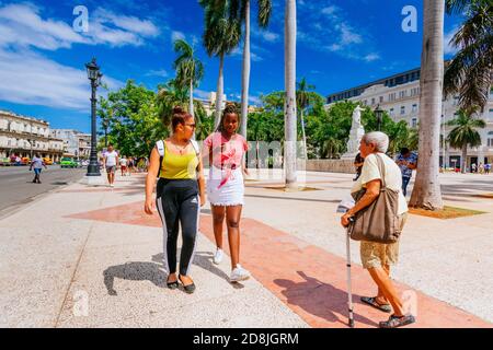 Deux jeunes femmes cubaines mulatto et une femme plus âgée ont marché dans Central Park - Parque Central. La Havane. Cuba, Amérique latine et Caraïbes Banque D'Images