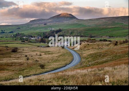 Après-midi lumière d'automne sur Pen-y-ghent, l'un des célèbres trois sommets du parc national des Yorkshire Dales. Helwith Bridge est visible au premier plan. Banque D'Images