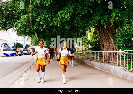 Filles de l'école secondaire dans l'uniforme national. La Habana - la Havane, Cuba, Amérique latine et Caraïbes Banque D'Images