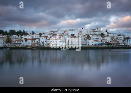 Ferragudo ville plage paysage au lever du soleil en Algarve, Portugal Banque D'Images