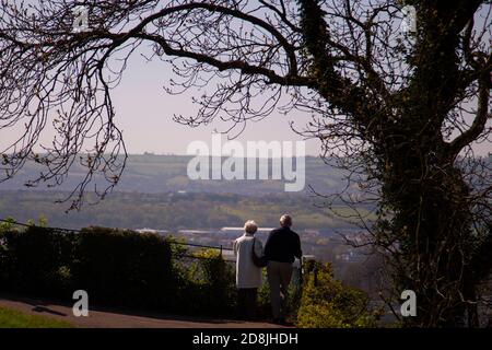Un couple âgé bien habillé bénéficie d'une vue panoramique sur Bristol et la campagne, vue depuis la colline par le pont suspendu. Il y a un Banque D'Images