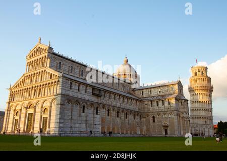 Vue sur le complexe historique de Pise, en Italie, avec le duomo, la cathédrale, le baptistère ainsi que le campanile de la tour penchée de Pise. Ça, je Banque D'Images