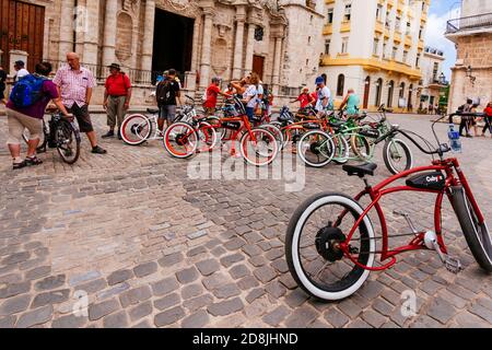 Les gens louent des vélos lors d'une visite de la ville. La Habana - la Havane, Cuba, Amérique latine et Caraïbes Banque D'Images